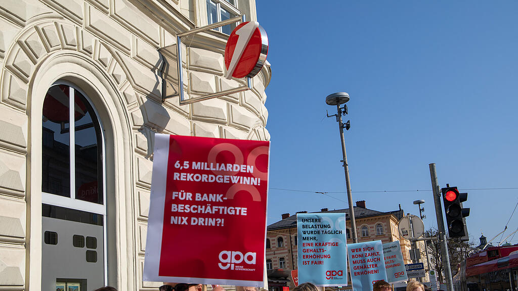 Protestkundgebung der Bankangestellten in Salzburg
