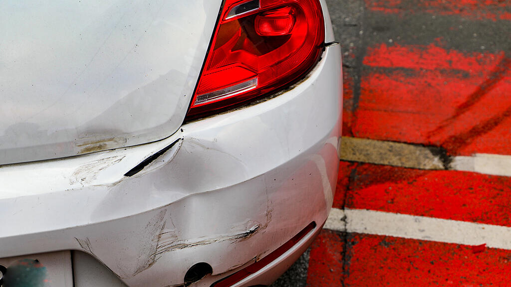 Lokalbahn und Pkw kollidieren in der Stadt Salzburg