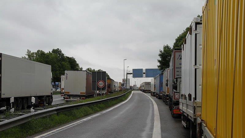 Sperre der A8: Stau