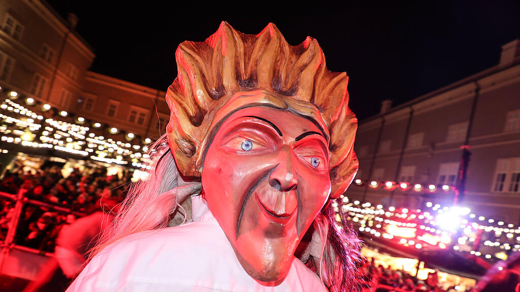 Schön- und Schiachperchten am Christkindlmarkt in Salzburg