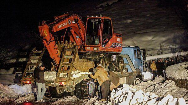 Schweres Gerät soll Schnee beseite schaffen