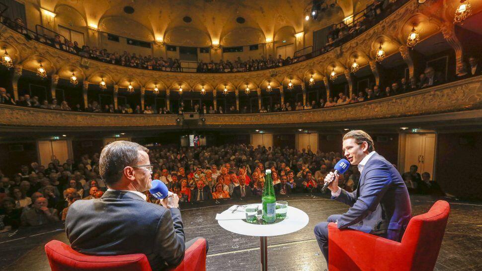 SN-Chefredakteur Manfred Perterer diskutiert mit Außenminister und ÖVP-Chef Sebastian Kurz im Salzburger Landestheater.