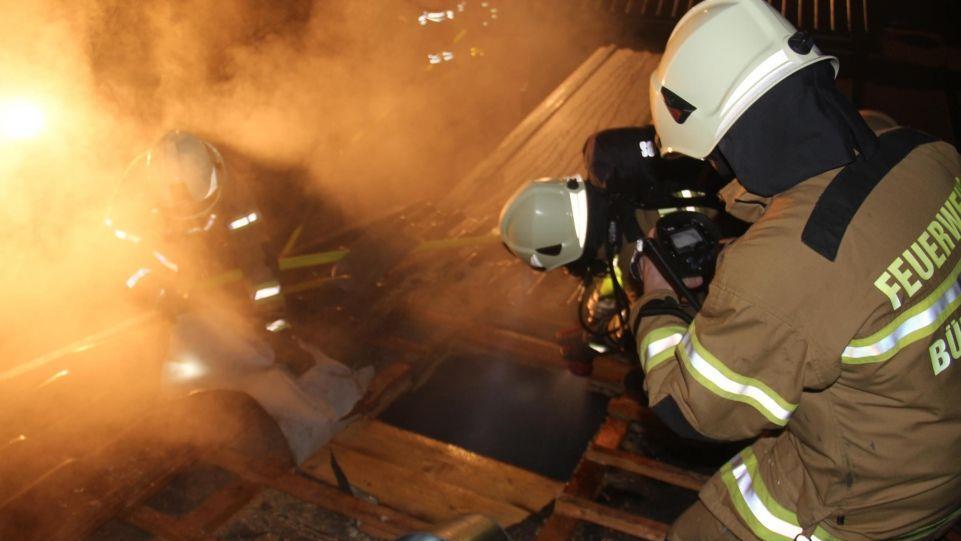 Dachstuhlbrand in Bürmoos rasch gelöscht