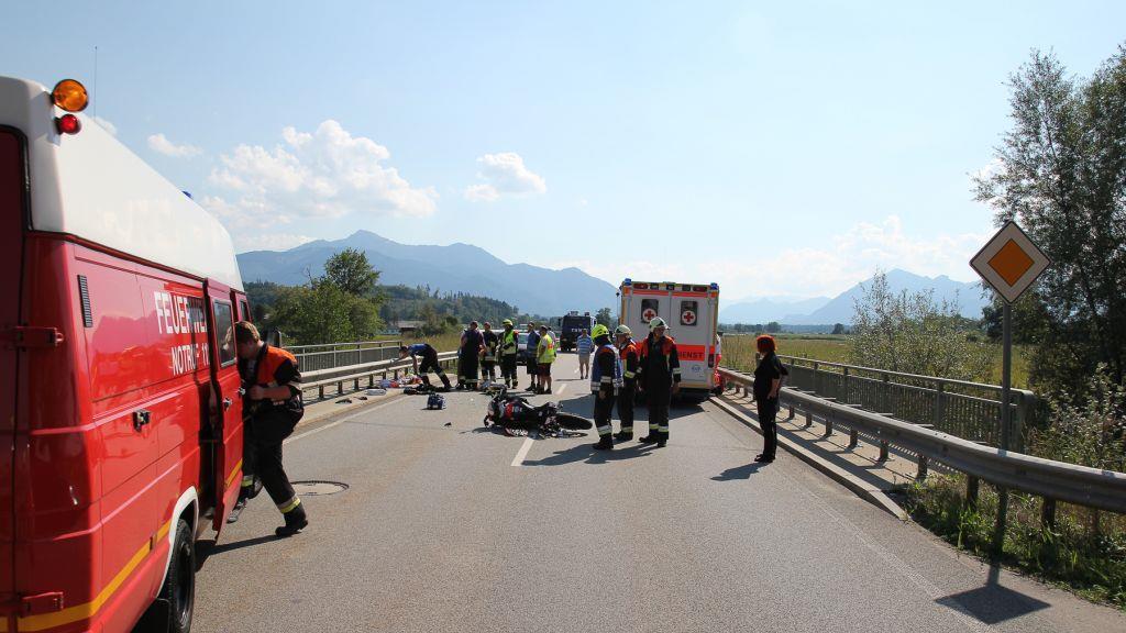 Biker prallt in Pkw