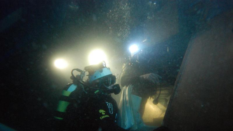 Taucher erkunden Wrack der Costa Concordia