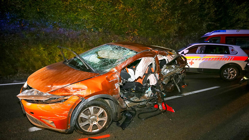 Pkw bei Crash in Helpfau-Uttendorf seitlich aufgerissen