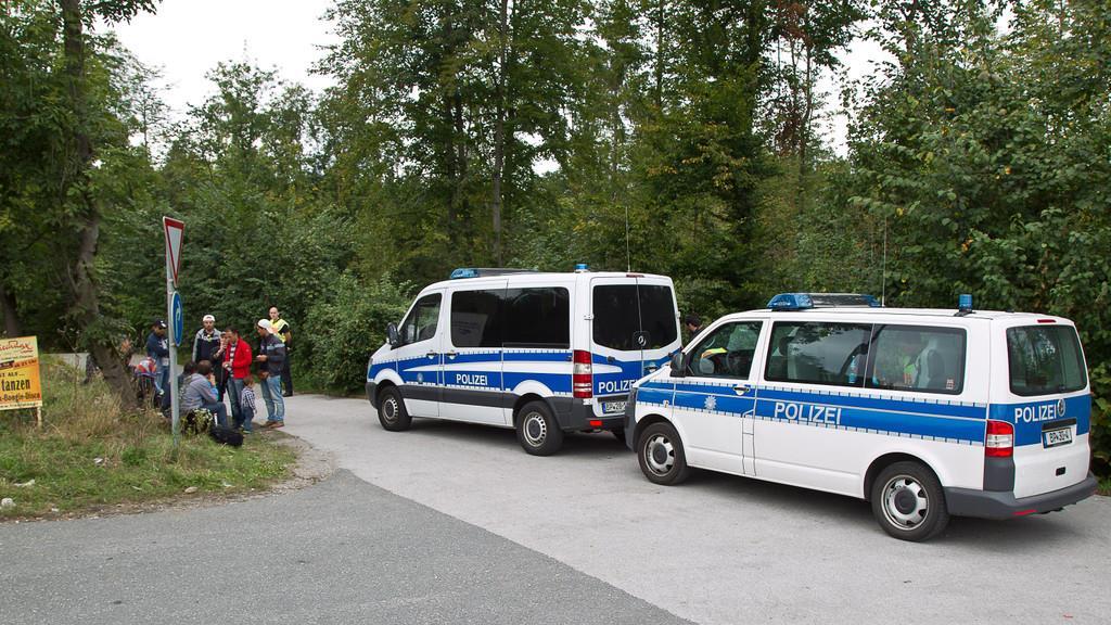 Flüchltinge zu Fuß von Salzburg nach Freilassing unterwegs