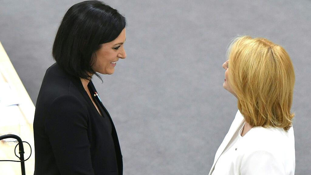 Doris Bures (SPÖ) übergibt an Elisabeth Köstinger (ÖVP).