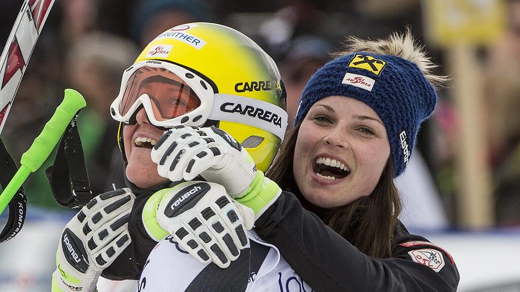 Download von www.picturedesk.com am 13.03.2014 (14:02). 
epa04106013 Andrea Fischbacher (L) from Austria celebrates with teammate Anna Fenninger (R) after winning the Women's Downhill race of the FIS Alpine Skiing World Cup in Crans-Montana, Switzerland, 02 March 2014. EPA/ALESSANDRO DELLA VALLE - 20140302_PD0942