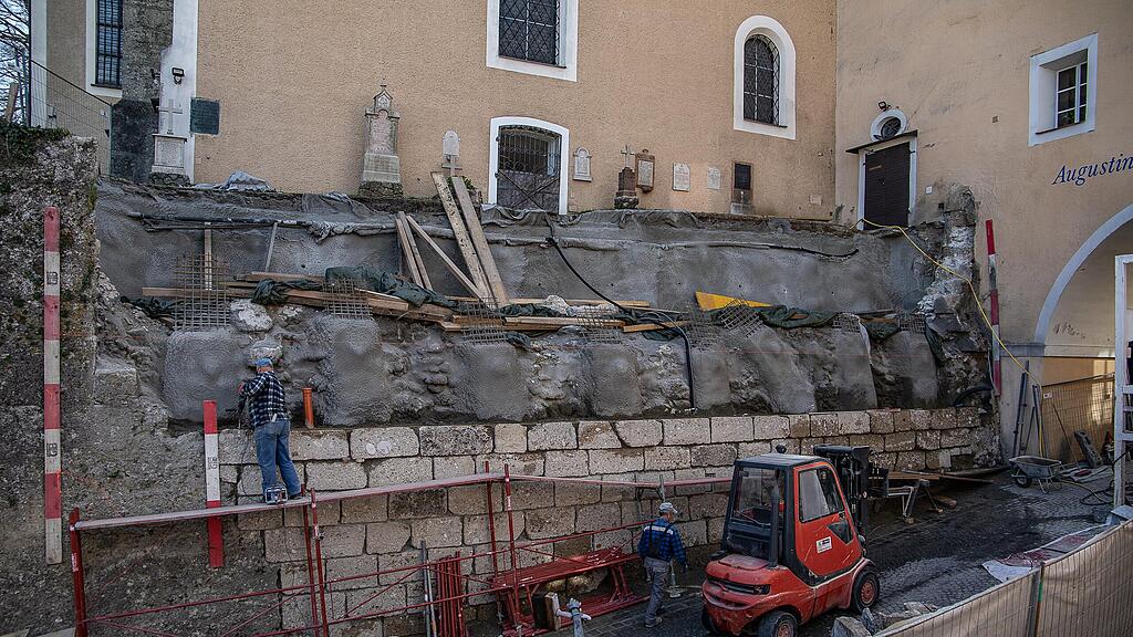 Arbeiten an Wehrmauer in Salzburg-Mülln