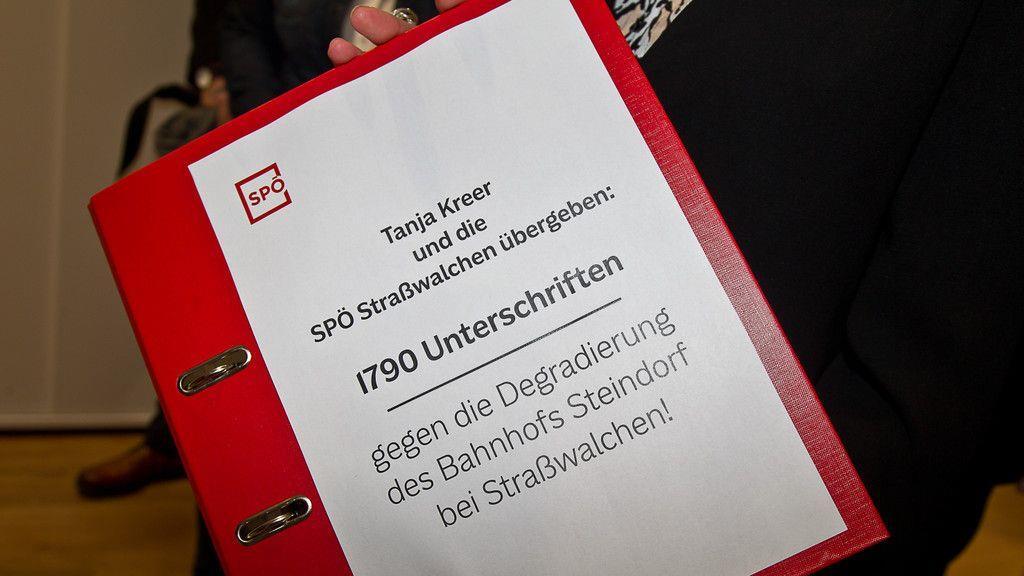 Bahnhof Steindorf: Unterschriften übergeben