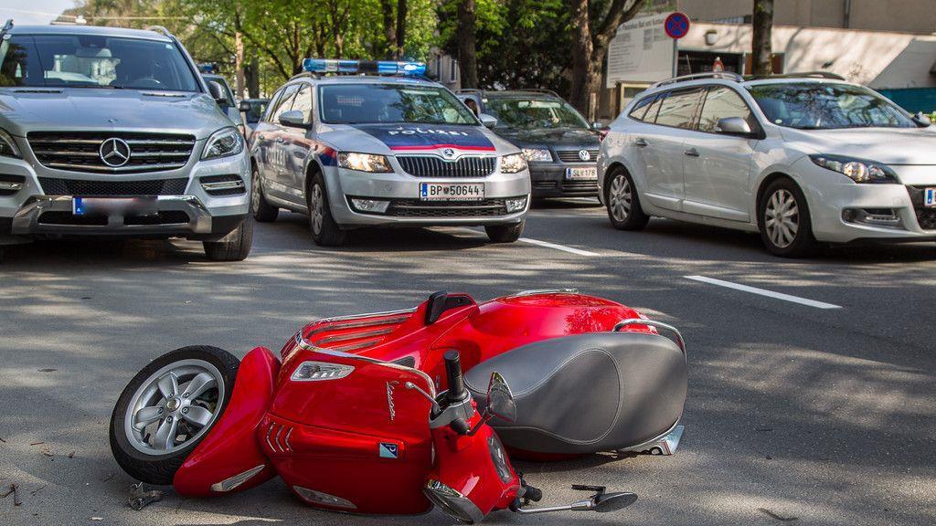 Schwarzstraße: Roller vs. Pkw