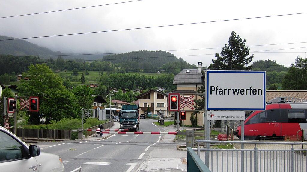 Die Eisenbahnkreuzung Werfenwenger Landesstraße L229 ist vom 1. November (20 Uhr) bis 9. November 2013 (7 Uhr) für den Straßenverkehr gesperrt.