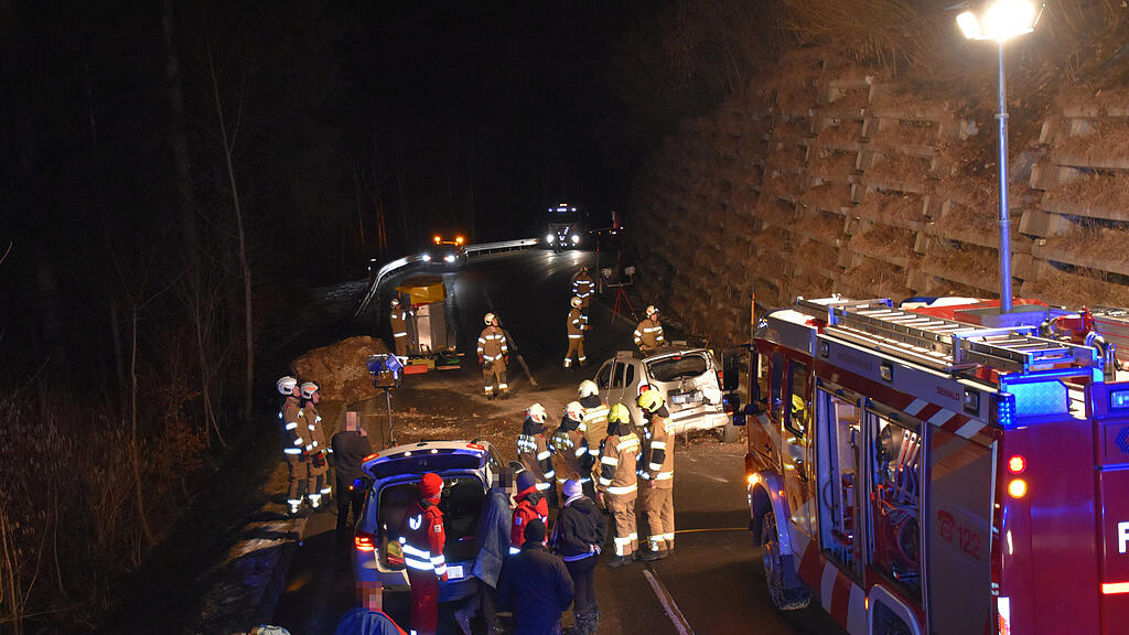 Fels st\u00fcrzt in Abtenau auf B162