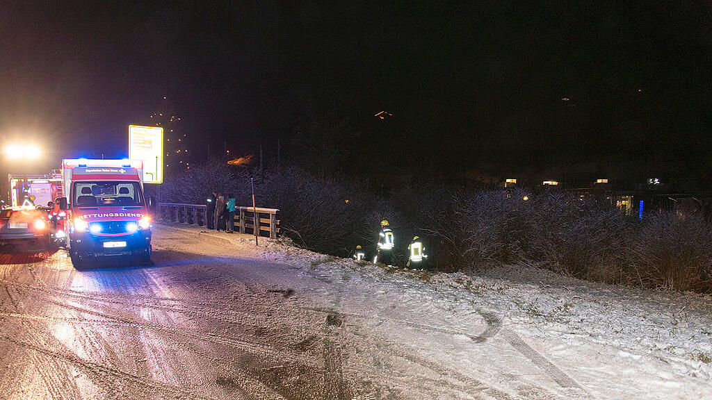 Bayern: Auto überschlägt sich und landet im Bachbett