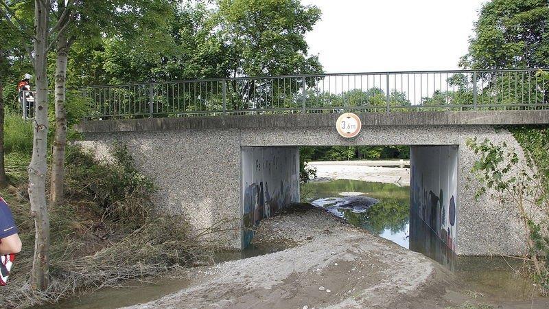 Vier Meter tiefes Loch auf B20