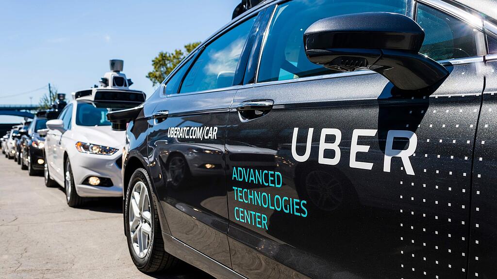 Uber ist in den ersten tödlichen Unfall mit selbstfahrenden Autos verwickelt.