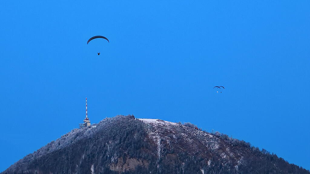 Paragleiter über der Festung