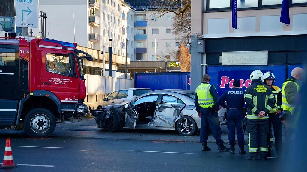 feuerwehrauto gegen pkw