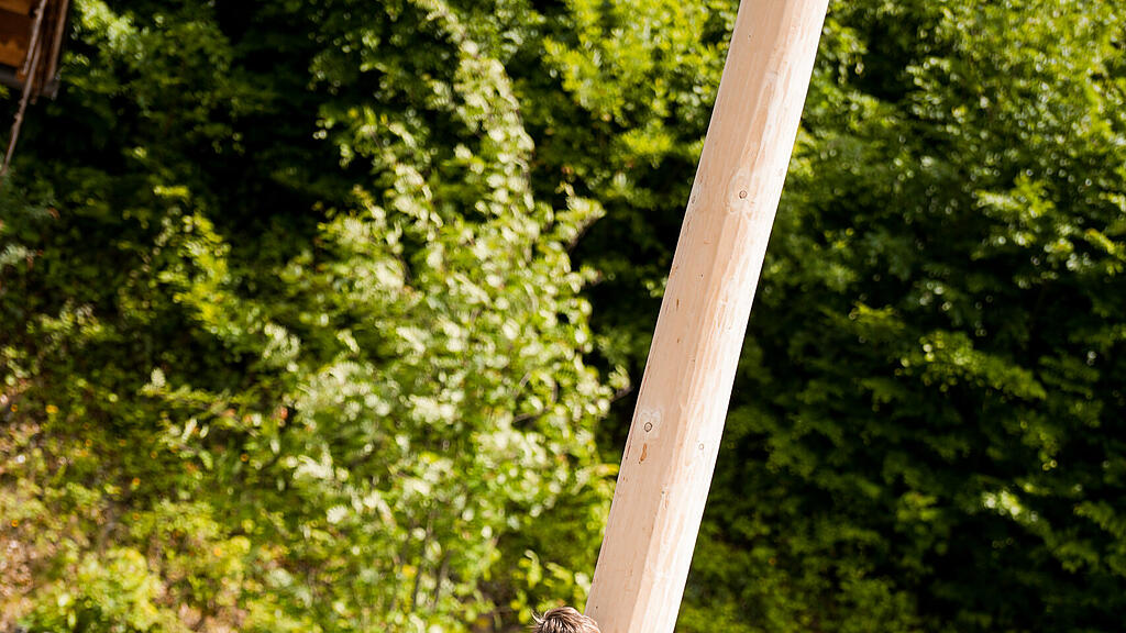 Maibaumaufstellen beim Gasthof Maria Plain