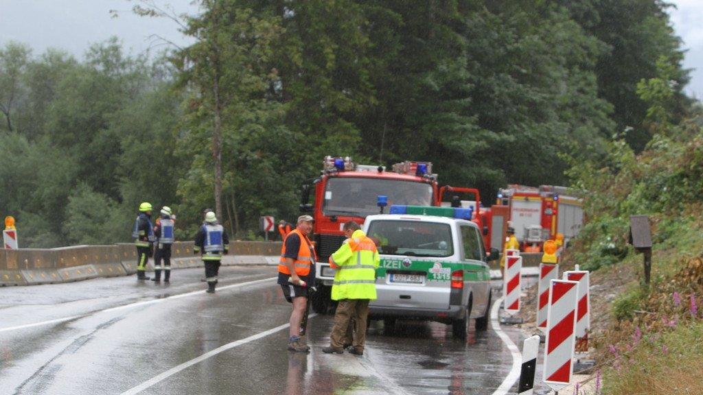 Pkw prallt in Betonleitwand