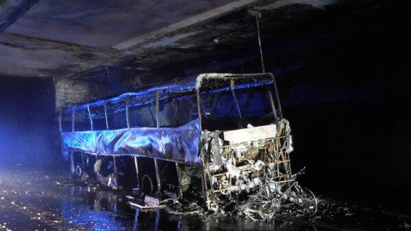 Wrack des ausgebrannten Kleinbusses im Gleinalmtunnel