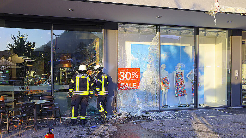 Bad Reichenhall: Auto kracht in Schaufenster