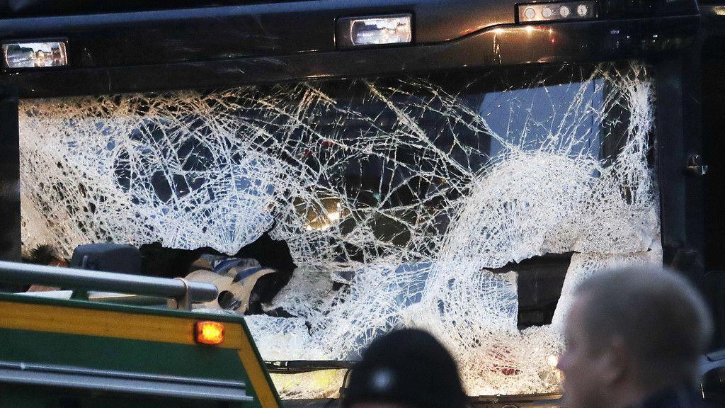 Lkw rast in Weihnachtsmarkt: Spurensicherung