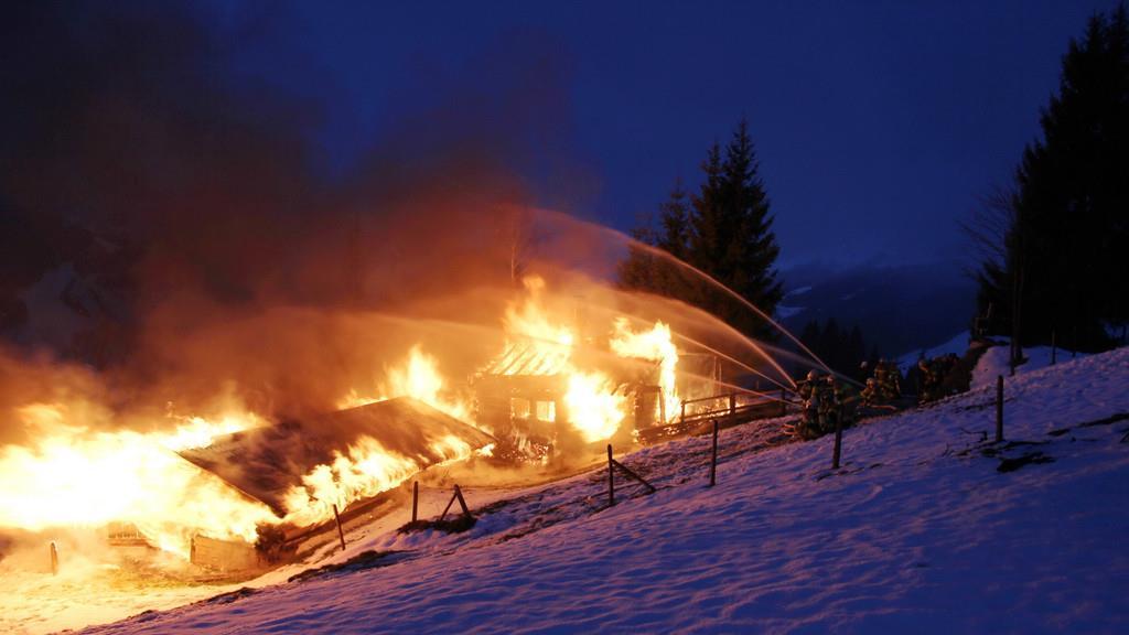 Ederalm in Saalbach-Hinterglemm in Vollbrand, III