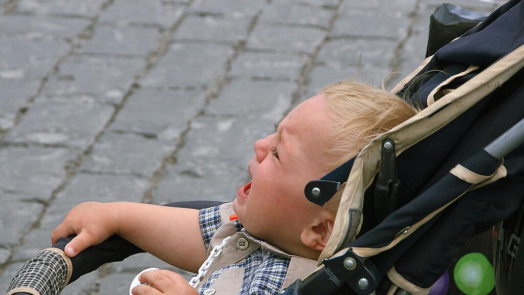 Der Kinderwagen wurde umgestoßen.