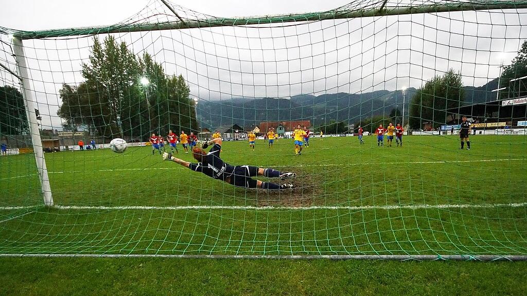 Nur bei einem Elfmeter wurde Hallein-Goalie Silvio Zanchetta bezwungen.
