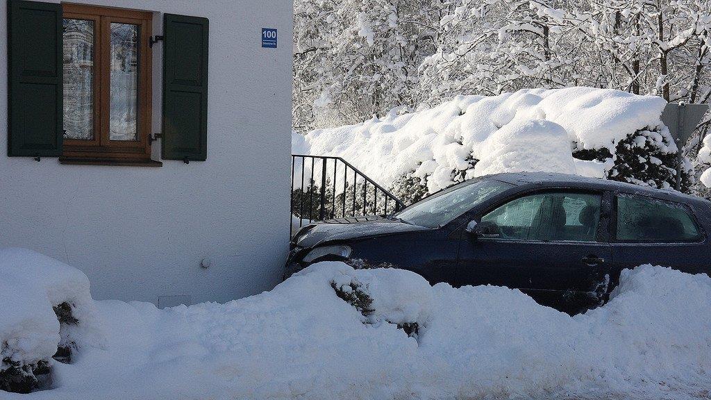 Pkw kracht gegen Hausmauer