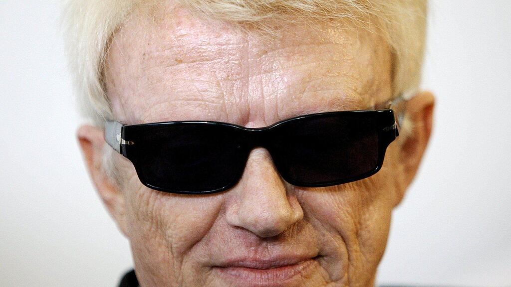 Heino covert auf dem Album "Mit freundlichen Grüßen" Songs von "Rammstein" und "Die Ärzte".