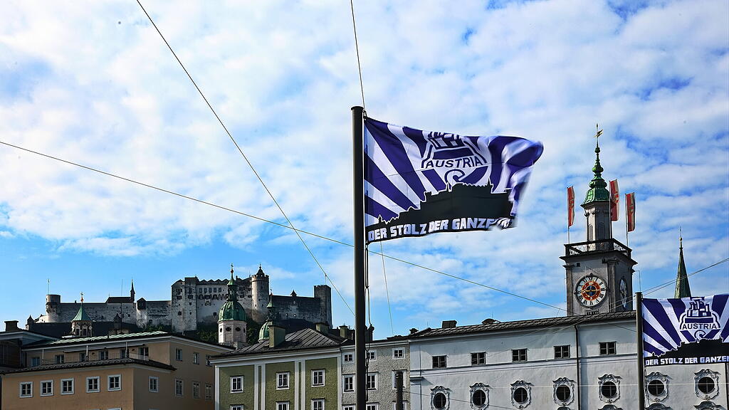 Austria-Salzburg-Fahnen auf der Staatsbrücke