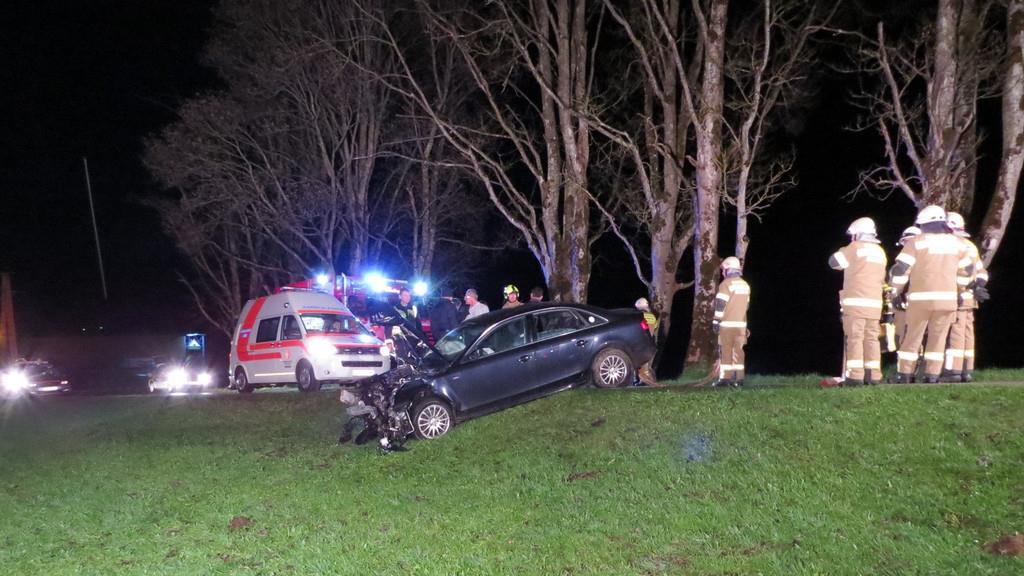 Auto knallt in Bramberg gegen Baum