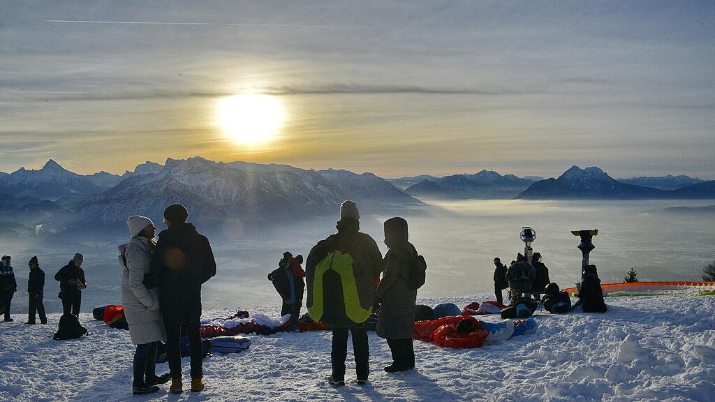 1. Adventlichterlflug der Paragleiter \u00fcber der Stadt Salzburg