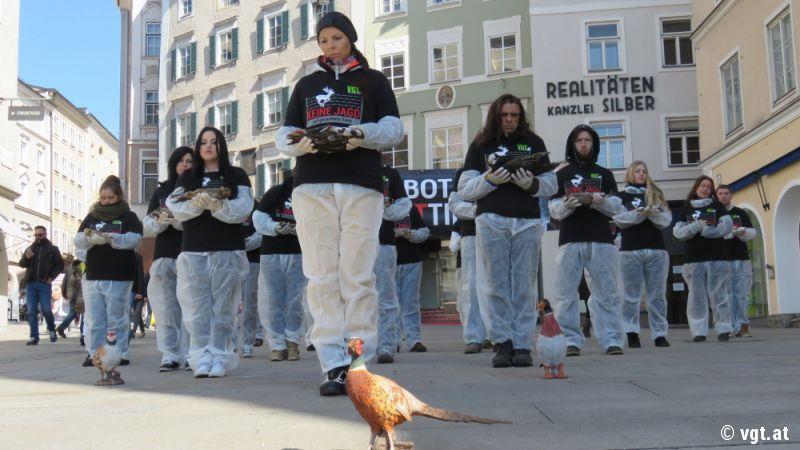 Tierschützer protestieren in Salzburg