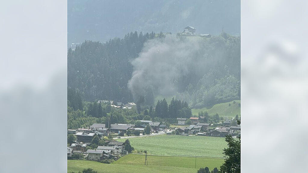 Anhänger in Wald in Pinzgau in Vollbrand