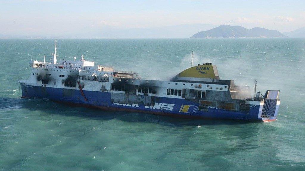 Norman Atlantic: Fähre wird abgeschleppt, Passagiere kommen an