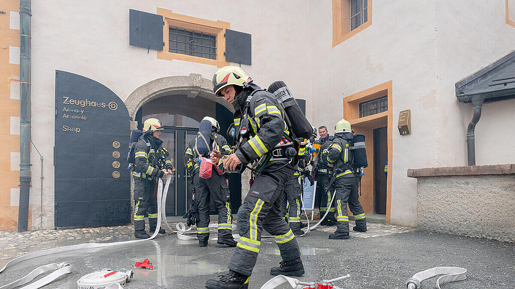 Feuerwehr-Übung auf der Festung, II