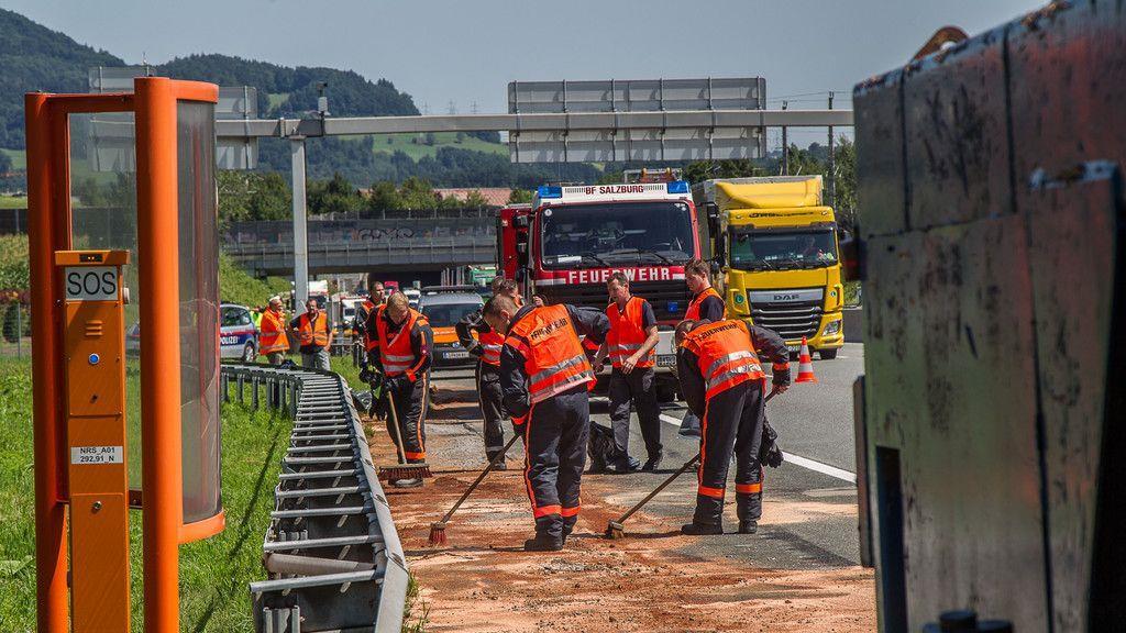 Lkw verliert Hydrauliktank auf A1
