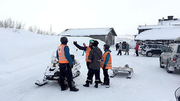 Rettungsteams suchen mit Schnee-Scootern nach Vermissten