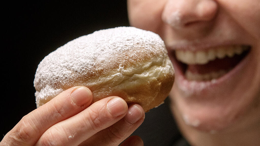 Der Polizist machte der Dame mit einem Krapfen ein unschlagbares Angebot (Symbolbild).