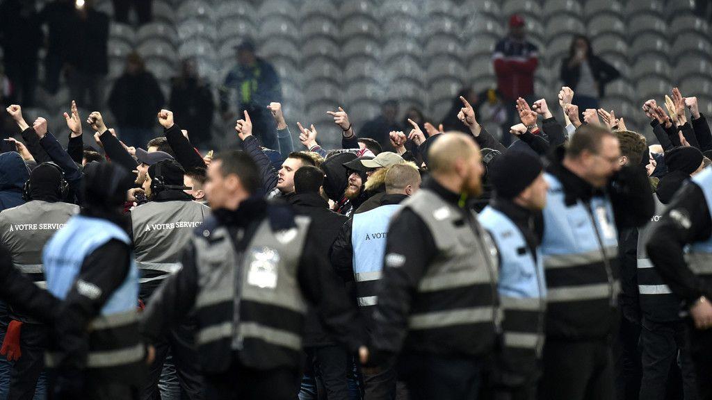Fußballfans stürmten in Lille den Rasen