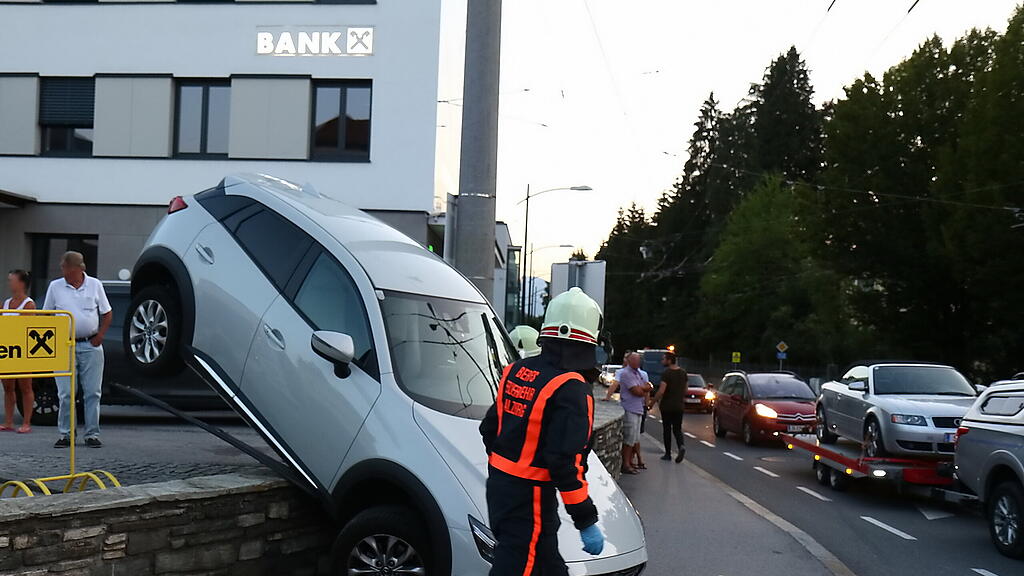 Der Pkw-Lenker zog sich glücklicherweise nur leicht Verletzungen zu.