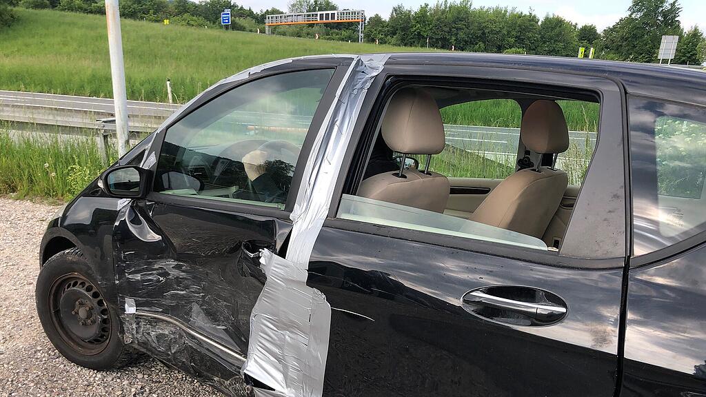 Zugeklebte Türe, demoliertes Auto