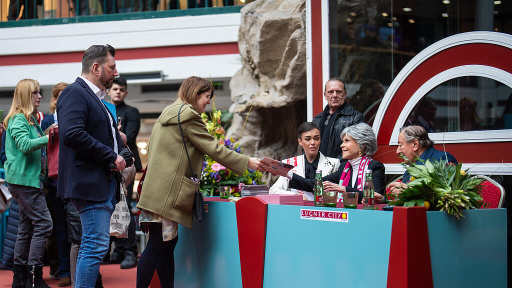 Opernball: Autogrammstunde mit Jane Fonda