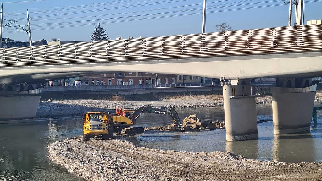 Bagger unter Eisenbahnbrücke Lehen, Salzach