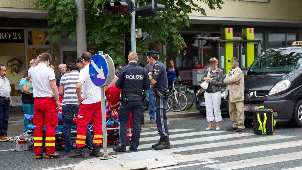 Taxilenker übersieht Mofafahrerin
