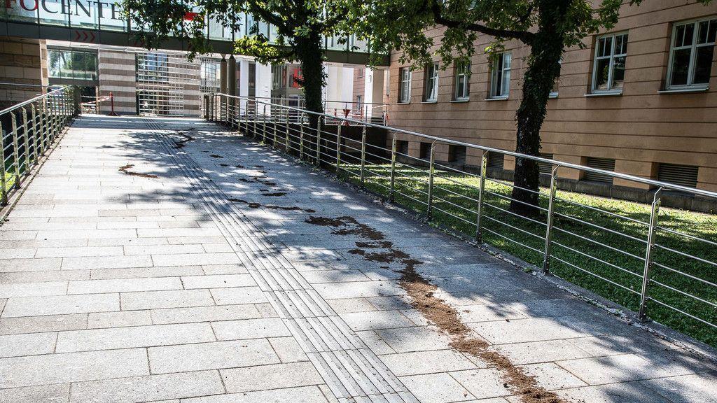 Eingang beim Finanzamt verwüstet